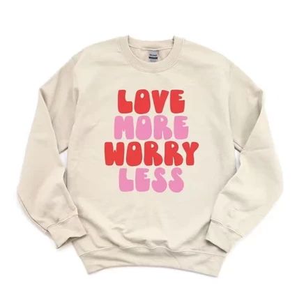 Женская толстовка с рисунком Love More, в которой меньше пыли