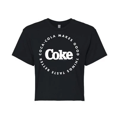 Женская футболка Coca-Cola делает вещи вкуснее Укороченная футболка с рисунком черного цвета