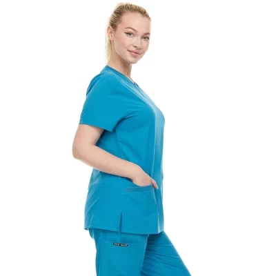 Женский эластичный медицинский топ-скраб HEAL+WEAR с V–образным вырезом и 2 накладными карманами - Стрейч в 4 стороны - Мягкий и профессиональный крой синего цвета