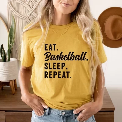 Женская футболка Eat Basketball Sleep Repeat с коротким рукавом и рисунком горчичного цвета