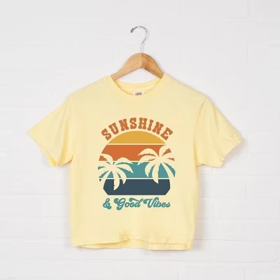 Женская укороченная футболка Sunshine and Good Vibes с коротким рукавом свободного покроя.