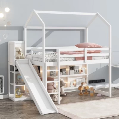 Игривая двуспальная кровать-чердак Wood House с горкой, многофункциональная низкая кровать-чердак с полками для хранения вещей и подсветкой для детей и подростков белого цвета