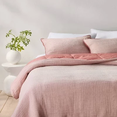 Текстурированное стеганое одеяло из шамбре и декоративный комплект - ™ rose
