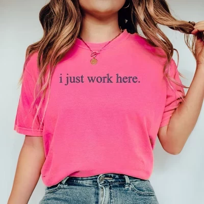 Вышитая футболка I Just Working Here, окрашенная в цвет одежды crunchberry