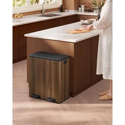 Двухсекционное мусорное ведро SONGMICS 60 л с педалью, темный орех