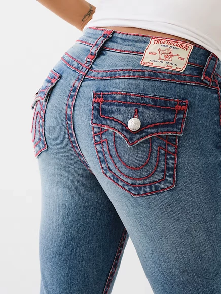 Женские джинсы True Religion Becca Super T клеш с красной вышивкой