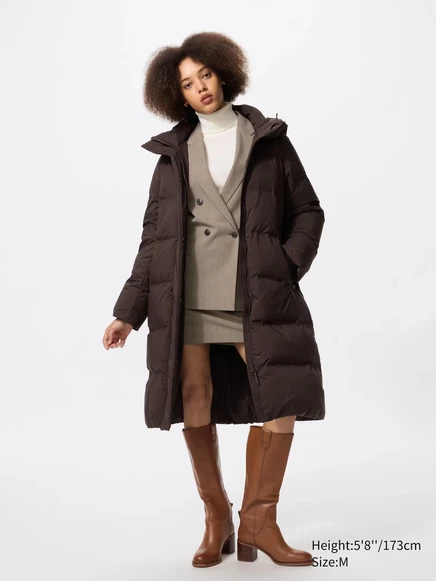 Длинное бесшовное пуховое пальто Uniqlo темно-коричневого цвета