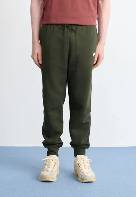 Nike Sportswear CLUB - Tracksuit bottoms - green sequoia