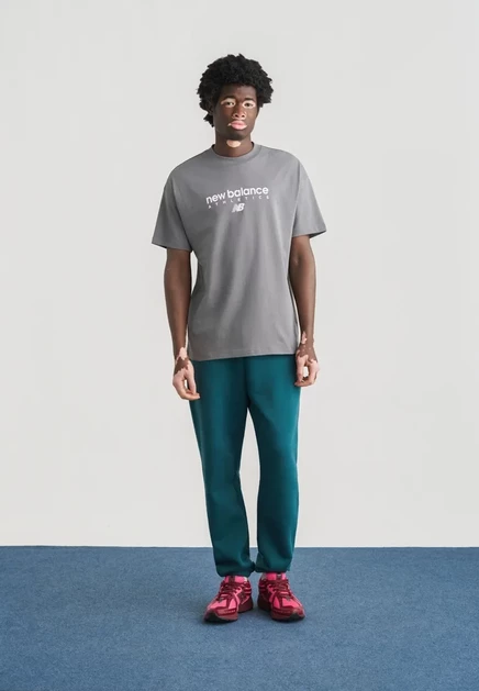 Мужская футболка New Balance LINEAR GRAPHIC, серая