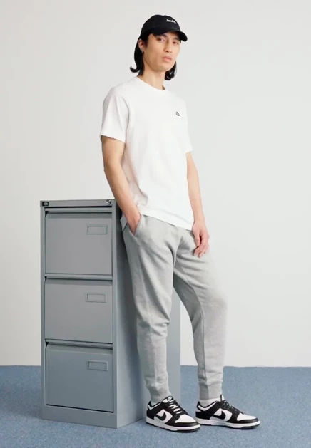 Мужская футболка Nike Sportswear Club Tee, бело-черная
