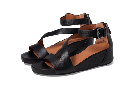 Gentle Souls by Kenneth Cole Gwen black