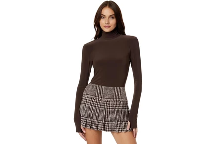Женская водолазка Norma Kamali Slim Fit, длинный рукав, шоколадная