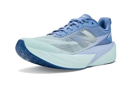 Женские кроссовки new balance fuelcell rebel v5, голубые