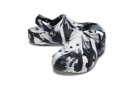 Детские сабо crocs kids classic marbled tie-dye, черно-белые