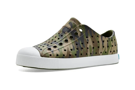 Native Shoes Kids Jefferson Print (Little Kid/Big Kid) rookie green/shell white/barista camo