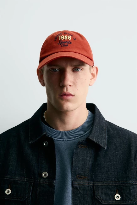 Мужская кепка ZARA с вышивкой, красная