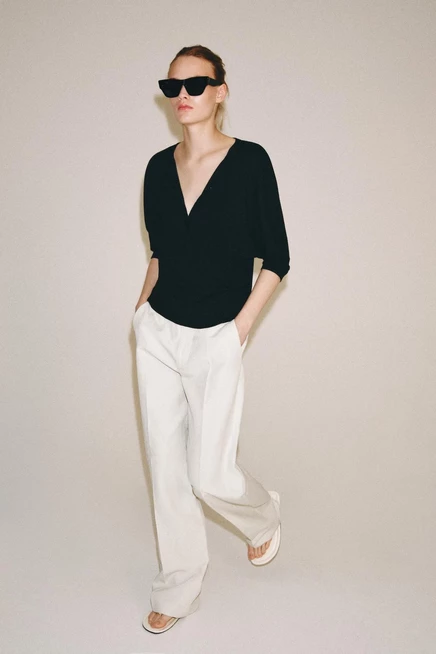 Женская футболка Zara с застежкой у горловины, черная